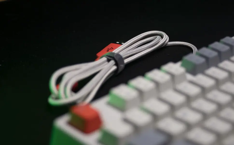 Xtrfy K4 TKL Retro Mechanical Keyboard Review Xtrfy K4 Braided Cable with Red Accents
